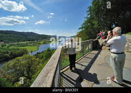 I turisti che cercano sul Loch Tummel dalla Queen's View near Pitlochry in Perth and Kinross, Scotland, Regno Unito Foto Stock