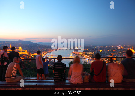 Budapest, vista sopra la casa del Parlamento e il Ponte delle Catene, scattato dalla cittadella, la collina Gellert Foto Stock