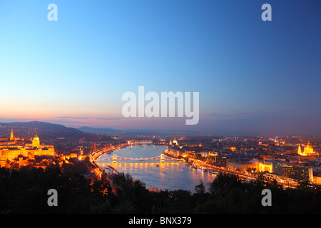 Budapest, vista sopra la casa del Parlamento e il Ponte delle Catene, scattato dalla cittadella, la collina Gellert Foto Stock