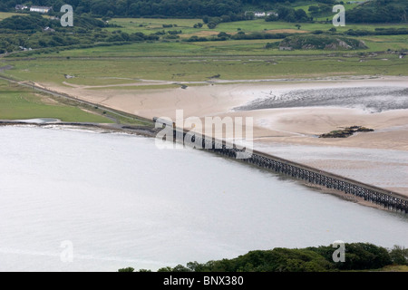 Arriva Trains Wales treno Diesel attraversa Barmouth Bridge attraverso Afon Mawddach Barmouth Gwynedd in Galles Foto Stock