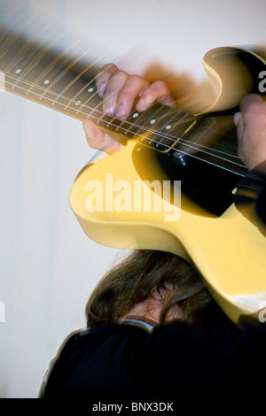 Lee Wharton chitarrista solista del dopo ore di Blues Band suonare la chitarra dietro la sua testa durante il Dundee Blues Bonanza,UK Foto Stock