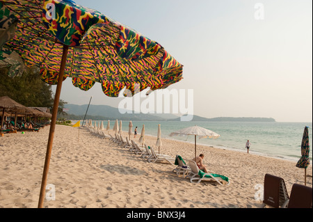 I turisti sulla spiaggia al Banyan Tree Resort, Pa Tong, Phuket, Thailandia, Asia Foto Stock