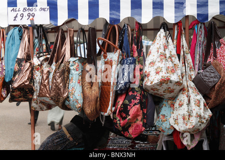 Una fila di borsette in vendita su un mercato in stallo Cornmarket Street, Oxford, Inghilterra. Foto Stock