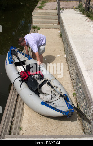 Canoa gonfiabile canoeist portage fiume Varo Foto Stock