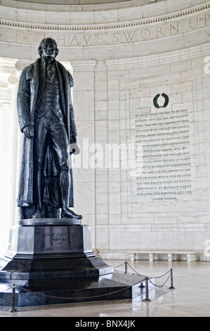 WASHINGTON DC, Stati Uniti d'America - Statua all'interno del Jefferson Memorial rotunda con un estratto della dichiarazione di indipendenza incisa nella parete in background. Foto Stock