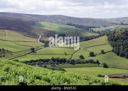 Vista in lontananza il serpente PASSARE A57 in Peak District. Foto Stock