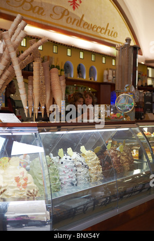 Incredibile Gelateria vicino al Ponte Vecchio a Firenze, Italia Foto Stock