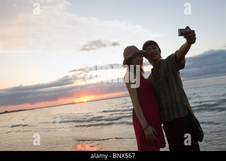 Paio di godersi il tramonto a Mindil Beach. Darwin, Territorio del Nord, l'Australia. Foto Stock