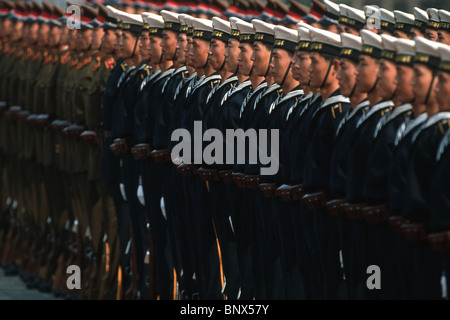 Popolo della Esercito di Liberazione Navy line up e ispezione attendono dalla Regina Elisabetta II durante il suo viaggio in Cina. Foto Stock