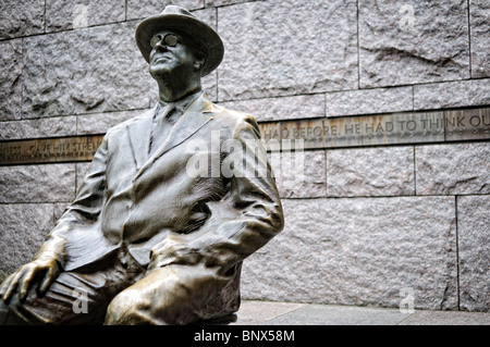 WASHINGTON DC, Stati Uniti d'America - scultura stilizzata di un giovane di FDR in una sedia a rotelle al Roosevelt Memorial a Washington DC su Haines punto sulle rive del bacino di marea Foto Stock