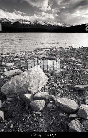 Patricia Lago guardando verso il crinale indiano del Parco Nazionale di Jasper Alberta Canada Foto Stock