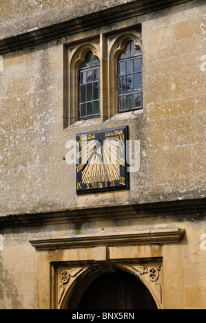 Il Sundial oltre la porta sud del la Chiesa di San Lorenzo, Mickleton, Gloucestershire, England, Regno Unito Foto Stock