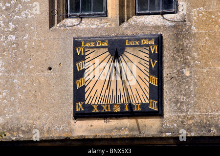 Il Sundial oltre la porta sud del la Chiesa di San Lorenzo, Mickleton, Gloucestershire, England, Regno Unito Foto Stock