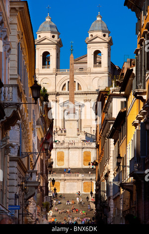 Visualizza in basso a Via Condotti con la scalinata di Piazza di Spagna e Trinità dei Monti al di là, Roma Lazio Italia Foto Stock