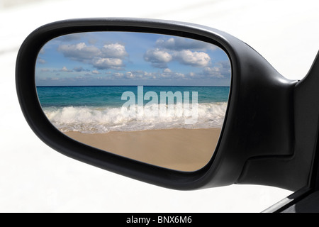 Specchietto di guida auto mirror view tropicali dei Caraibi turchese del mare spiaggia Foto Stock