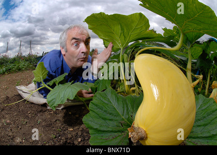 Parlando a suo veg- gigante coltivatore veg Clive Bevan chat per una delle sue zucche. Foto Stock