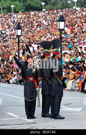 Pakistan - Il Punjab - Wagah - il Pakistan le guardie di frontiera di eseguire presso l'India il Pakistan border cerimonia di chiusura Foto Stock