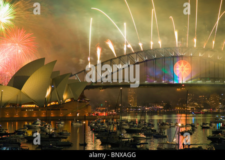 Capodanno fuochi d'artificio su Sydney Harbour. Sydney, Nuovo Galles del Sud, Australia Foto Stock