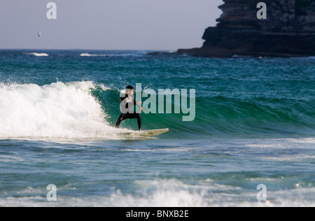 La cattura di un'onda - surfer in azione a Bondi Beach. Sydney, Nuovo Galles del Sud, Australia Foto Stock