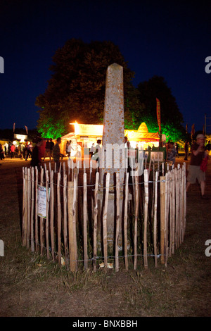Obelisco di pietra al festival Latitude,2010,Henham Park, Suffolk, Inghilterra. Foto Stock