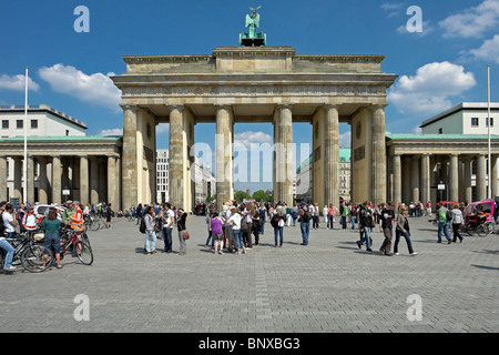 La Porta di Brandeburgo o Tor a Berlino Germania Foto Stock