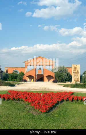 Ingresso principale e Rosso stella a cinque punte di fiori in statua (Memento) Park (Szoborpark) a Budapest, Ungheria Foto Stock