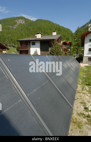 Solare di acqua calda pannelli fornire acqua calda ad un guest house in Zermatt, Svizzera Foto Stock