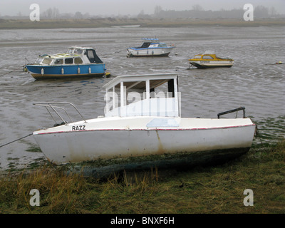 Barche nel fango del fiume Blackwater a bassa marea Foto Stock