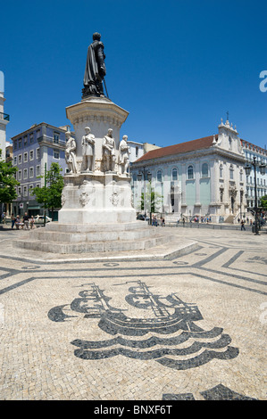 Il Portogallo, Lisbona, il Chiado, Praca Luis de Camoes quadrato con una decorazione Caravel nella pavimentazione di ciottoli Foto Stock