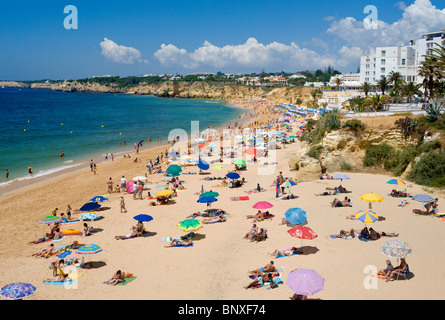 Il Portogallo, Algarve, Armacao de Pera Beach In Estate Foto Stock