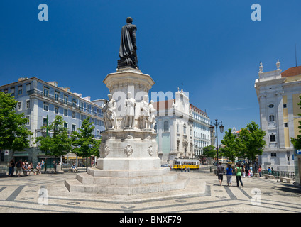 Il Portogallo, Lisbona, il Chiado, Praca Luis de Camoes Square Foto Stock