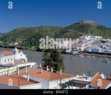 Alcoutim, Algarve, Portogallo. La vista sul fiume Guadiana verso Sanlucar De Guadiana in Spagna Foto Stock