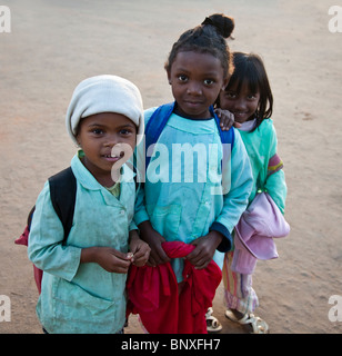 Tre bambine sul loro modo a casa da scuola. Villaggio Andisabe, est del Madagascar Foto Stock