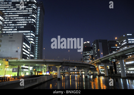 Edifici e fiume al tramonto di Osaka in Giappone Foto Stock