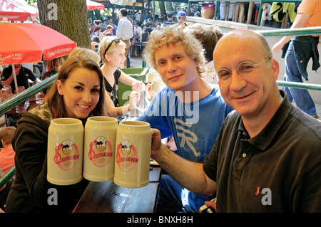 Tre grandi bevitori di birra la tostatura con birra krugs a Erlangen Berg - festa della birra, Franconia, Baviera, Germania. 2010 Foto Stock