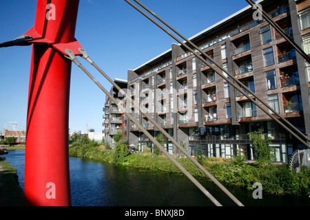 Omega opera appartamento blocco dal lato della Hertford Union Canal sull isola di pesce, Hackney Wick, London, Regno Unito Foto Stock