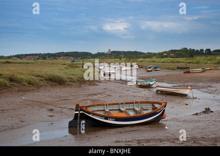 Morston Quay e Blakeney village e Chiesa in background North Norfolk Foto Stock