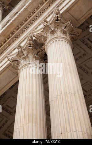 Colonne, la Cattedrale di St Paul, Londra, Inghilterra Foto Stock