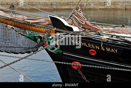 Di prua e di armamento della nave a vela KATHLEEN & può essere ormeggiata in Canning metà marea dock,durante il Liverpool festival waterfront Foto Stock