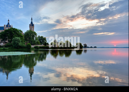 Sunrise a Schwerin, Castello di Schwerin, Meclemburgo-Pomerania Occidentale, Germania Foto Stock