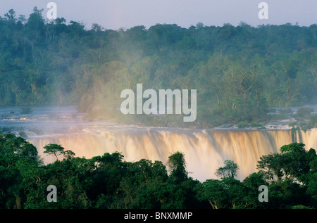 Iguacu Falls National Park, Parana, BRASILE : teleobiettivo con vista dal lato Brasiliano Foto Stock