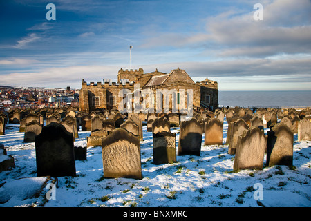 La chiesa di Saint Mary Whitby in una copertura di neve invernale Foto Stock