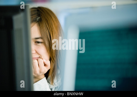 Giovane donna tramite il computer Foto Stock