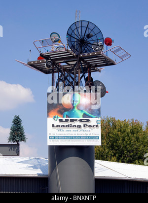 Uno stravagante porto di atterraggio UFO costruito da un artista locale accoglie gli extraterrestri in Polonia, Wisconsin, Stati Uniti Foto Stock