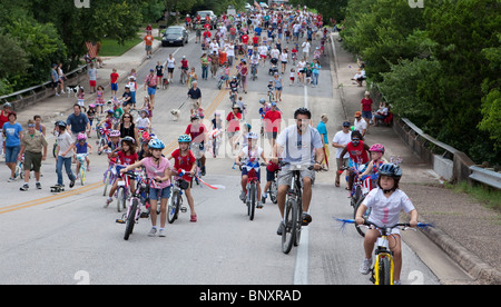 Quarto di luglio parade attraverso colline di Barton comunità di Austin, Texas, USA, attira centinaia di celebranti patriottica Foto Stock