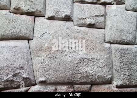 Vista del famoso 12 angolo Rock denominato Hatunrumiyoc nella città di Cusco, Perù. Foto Stock