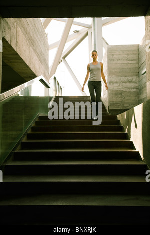 Ragazza adolescente passeggiando per le operazioni Foto Stock