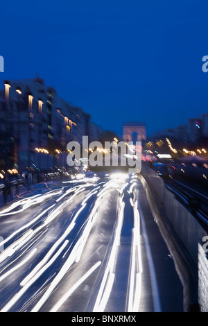 Sentieri di luce dal traffico sulla trafficata autostrada urbana Foto Stock