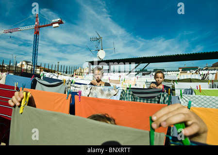 Panni appesi ad asciugare sul tetto vestiti-line Foto Stock