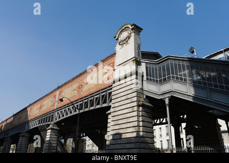 Metropolitana sopraelevata piattaforma per la metropolitana di Parigi, Parigi, Francia Foto Stock